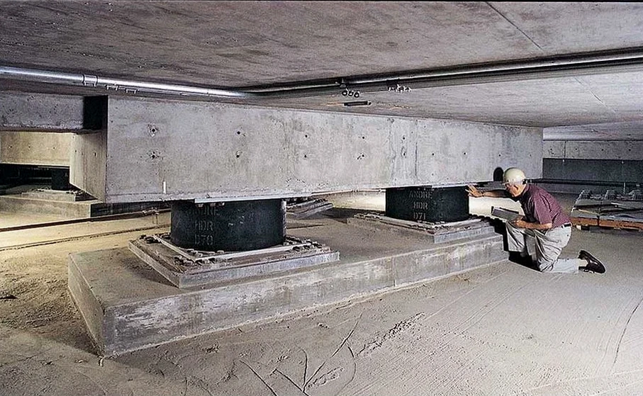 Diseño de Aislación Sísmica de Base en Copiapó: Ingeniería para Suelos del Desierto